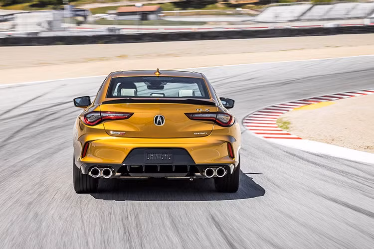 Sức mạnh được truyền tới bánh thông qua hộp số tự động 10 cấp với tốc độ sang số nhanh hơn Acura TLX tiêu chuẩn. Bên cạnh đó là hệ dẫn động 4 bánh toàn thời gian Super Handling All-Wheel Drive với công nghệ điều hướng mô-men xoắn. Nhờ động cơ kể trên, Acura TLX Type S 2021 có thể tăng tốc từ 0-96 km/h trong thời gian chỉ khoảng 5 giây, nhanh hơn 25% so với bản thường. 