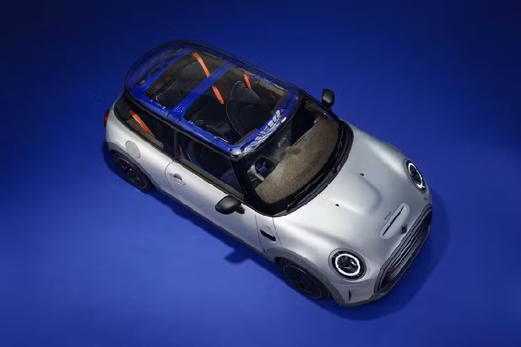 Tuy nhiên, không chỉ vì được làm theo cách tối giản, thô sơ mà MINI STRIP bị cắt bớt các công đoạn sản xuất hay chi tiết độc đáo, thú vị. Các sọc đặc trưng của Paul Smith vẫn được thể hiện trong cabin xe với 5 màu sắc sống động.