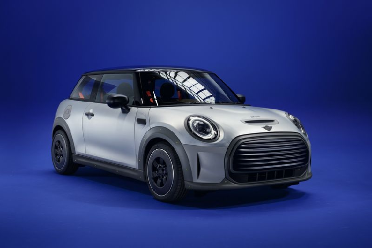 MINI đã tìm đến nhà thiết kế Paul Smith để có một góc nhìn mới và thiết kế lại chiếc MINI Cooper SE ba cửa để trở thành chiếc MINI STRIP độc nhất vô nhị.