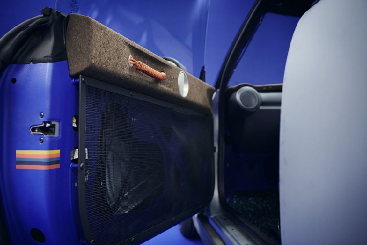 MINI cũng không xử lý các vết mài trên những tấm thép khi chế tạo xe trong nhà máy, tiếp tục tạo ra hiệu ứng "hoàn hảo trong chính sự không hoàn hảo" như Paul Smith chia sẻ.