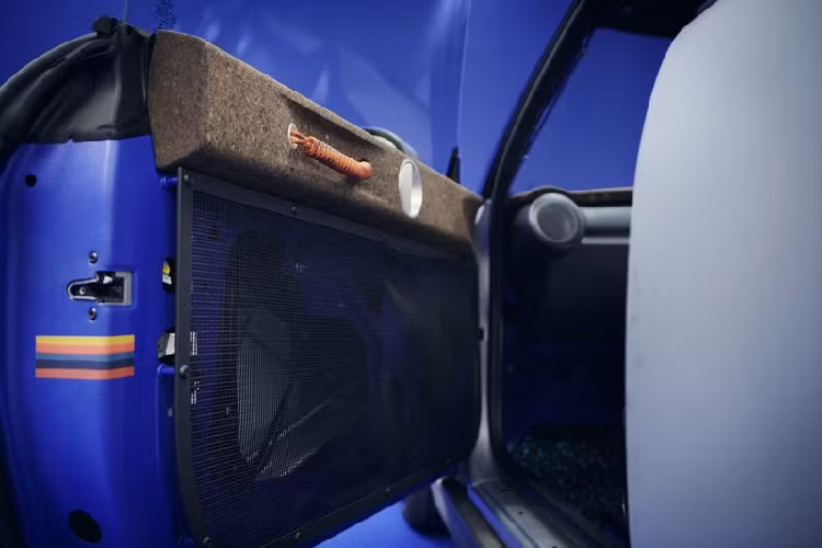 MINI cũng không xử lý các vết mài trên những tấm thép khi chế tạo xe trong nhà máy, tiếp tục tạo ra hiệu ứng "hoàn hảo trong chính sự không hoàn hảo" như Paul Smith chia sẻ.