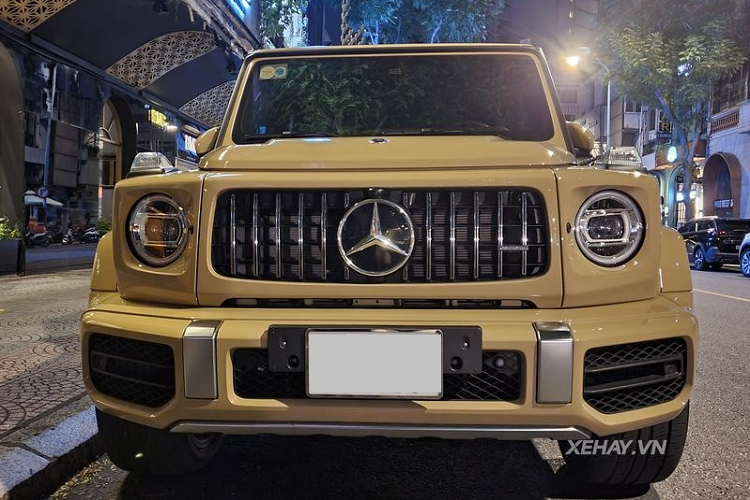 Về sức mạnh, Mercedes-AMG G63 sử dụng động cơ tăng áp kép V8 4.0L, sản sinh công suất 577 mã lực và mô-men xoắn 850Nm, kết hợp với hộp số tự động 9 cấp. G63 AMG có thể tăng tốc từ 0-100km/h trong 4,5 giây trước khi đạt tốc độ tối đa 220km/h.