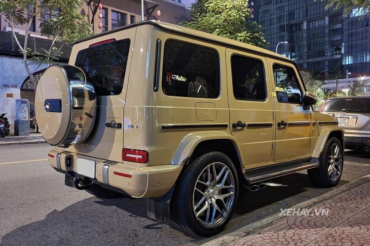 Không rõ giá xe Mercedes-AMG G63 màu vàng cát này là bao nhiêu nhưng tại Việt Nam, "ông vua địa hình Đức" đang được phân phối chính hãng với giá từ 10,95 tỷ đồng