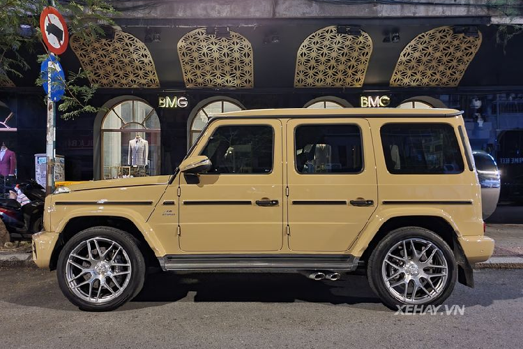 Điểm dễ nhận biết nhất của Mercedes-AMG G63 thế hệ mới so với "người tiền nhiệm’’ là phần đèn pha được tái thiết kế, sử dụng công nghệ LED cùng thanh cản va trước được tinh chỉnh, hốc gió thể thao hơn và lưới tản nhiệt sửa đổi.