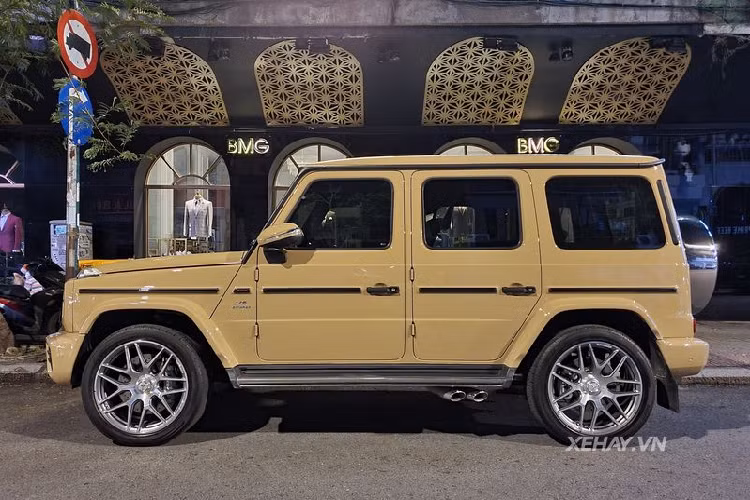 Điểm dễ nhận biết nhất của Mercedes-AMG G63 thế hệ mới so với "người tiền nhiệm’’ là phần đèn pha được tái thiết kế, sử dụng công nghệ LED cùng thanh cản va trước được tinh chỉnh, hốc gió thể thao hơn và lưới tản nhiệt sửa đổi.