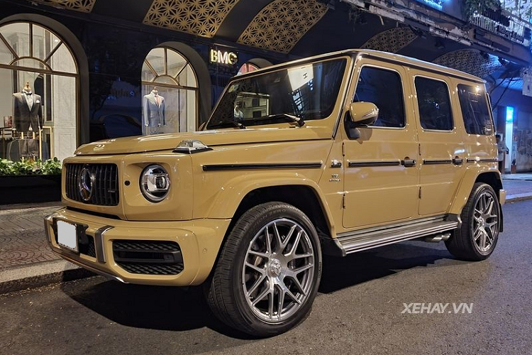 Màu sơn của chiếc Mercedes-AMG G63 2021 mới này có tên là Desert Sand, thuộc bộ tùy chọn cá nhân hóa G-Manufaktur và trị giá 6.500 USD (khoảng 150 triệu đồng). Phải nói sắc vàng cát độc đáo đã giúp "ông vua địa hình" trở nên độc đáo và bắt mắt hơn rất nhiều.