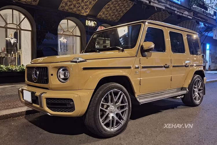 Màu sơn của chiếc Mercedes-AMG G63 2021 mới này có tên là Desert Sand, thuộc bộ tùy chọn cá nhân hóa G-Manufaktur và trị giá 6.500 USD (khoảng 150 triệu đồng). Phải nói sắc vàng cát độc đáo đã giúp "ông vua địa hình" trở nên độc đáo và bắt mắt hơn rất nhiều.