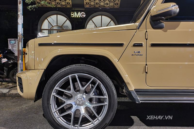 Ước tính tại Việt Nam chỉ có 2 chiếc Mercedes-AMG G63 màu sơn Desert Sand. Làm tròn diện mạo của chiếc SUV là các chi tiết khác sơn đen thể thao và bộ mâm 7 chấu kép bóng loáng.