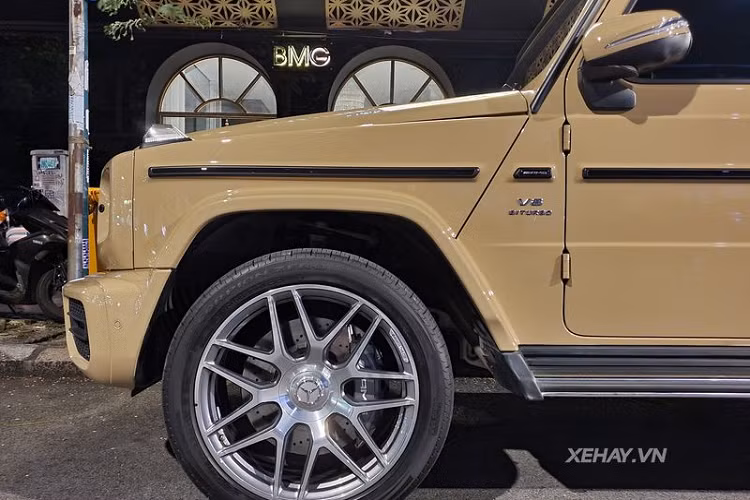 Ước tính tại Việt Nam chỉ có 2 chiếc Mercedes-AMG G63 màu sơn Desert Sand. Làm tròn diện mạo của chiếc SUV là các chi tiết khác sơn đen thể thao và bộ mâm 7 chấu kép bóng loáng.