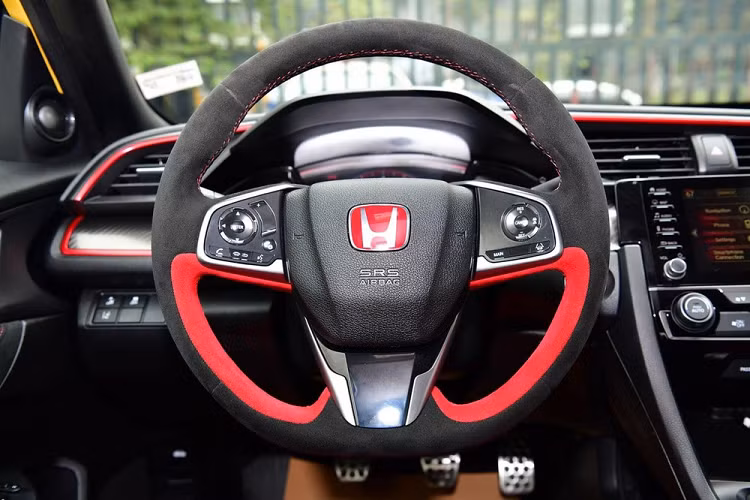 Ngoài ra, dòng xe Honda Civic Type R Limited Edition còn sản xuất chỉ 500 chiếc dành cho thị trường châu Âu. Điểm nhấn của chiếc xe Honda Civic Type R Limited Edition độc nhất vô nhị tại Việt Nam chính là màu sơn vàng Phoenix thửa riêng cùng với các điểm nhấn sơn đen bao gồm lưới tản nhiệt, cản va trước các thanh nẹp, mui xe, nẹp sườn bên hông xe hay một số chi tiết phần đuôi xe. Trộn với 2 màu là vàng và đen còn có viền đỏ nổi bật.