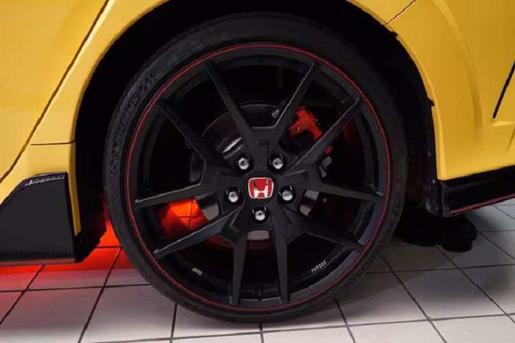Cần gạt nước, hệ thống thông tin giải trí, tấm che khoang hành lý, hệ thống âm thanh và các tấm lót cách âm của xe đều bị loại bỏ để giúp trọng lượng phiên bản Honda Civic Type R Limited Edition giảm cân đến mức tối đa nhất có thể, nhưng khách hàng cũng có quyền yêu cầu hãng lắp các chi tiết này vào cho mình, chẳng hạn chiếc xe Honda Civic Type R Limited Edition đầu tiên về nước có cần gạt nước, màn hình giải trí...