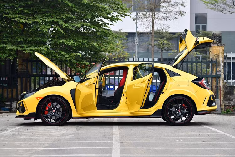 Vào những ngày cuối cùng của năm 2021, chiếc Honda Civic Type R mới đầu tiên xuất hiện tại Việt Nam. Khác với hàng trăm chiếc xe Honda Civic "Type R" khác đang lăn bánh tại dải đất hình chữ S với body kit từ bình dân đến siêu cấp, chiếc Civic Type R này là hàng "xịn" 100%, đây còn là phiên bản giới hạn mang tên gọi Honda Civic Type R Limited Edition chỉ được sản xuất 600 xe, được ra mắt vào tháng 2/2020.