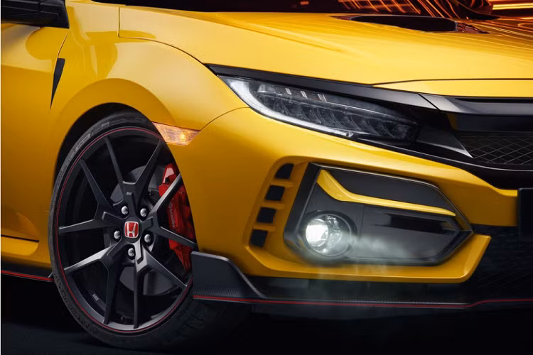 Ngoài ngoại hình đẹp mắt cùng nội thất và công nghệ mới - bơm nội công cho chiếc xe Honda Civic Type R Limited Edition mới về nước còn là khối động cơ xăng 4 xi-lanh, tăng áp, dung tích 2.0 lít, sản sinh công suất tối đa 306 mã lực và mô-men xoắn cực đại 400 Nm.