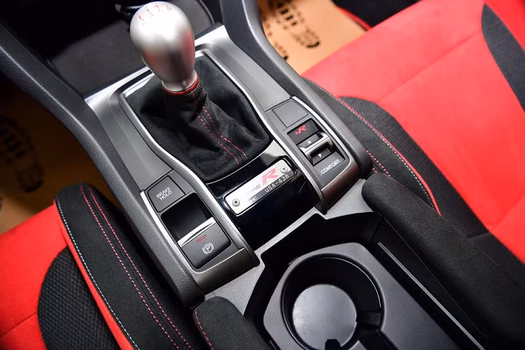 Civic Type R Limited Edition được hãng Honda giảm trọng lượng đến 20,9 so với Honda Civic Type R bao gồm thay đổi nhiều chi tiết của xe như trang bị bộ mâm BBS 20 inch có trọng lượng nhẹ hơn 8 kg và đi với lốp Michelin Cup 2 cùng với cùm phanh Brembo 4 piston. Đây cũng chính là điểm nhấn của xe Honda Civic Type R bản giới hạn.