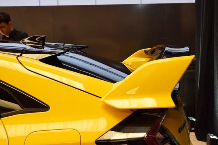 Ở điểm nhấn ngoại hình, Honda Civic Type R Limited Edition lột xác với body kit đậm chất xe đua, bao gồm cản va trước mới, hốc gió mở rộng tối đa có tích hợp thêm đèn sương mù, nẹp sườn mới bên hông xe Honda Civic Type R Limited Edition, cuối cùng là khuếch tán sau, cánh gio đuôi cỡ lớn và điểm nhấn quan trọng chính là 3 họng xả rất ấn tượng và chỉ có trên Honda Civic Type R.