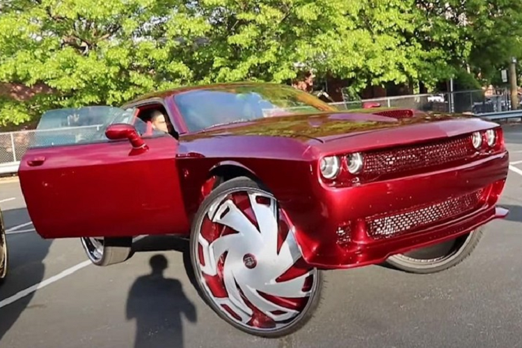 Trong quá khứ, những người hâm mộ đã từng trông thấy Challenger Hellcat được biến đổi thành xe mui trần và thậm chí làm xe trượt tuyết cho Ông già Noel, thế nhưng chắc chưa ai được thấy một chiếc độ “khủng bố” như thế này.