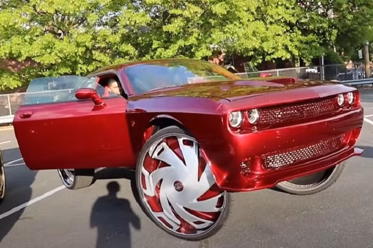 Trong quá khứ, những người hâm mộ đã từng trông thấy Challenger Hellcat được biến đổi thành xe mui trần và thậm chí làm xe trượt tuyết cho Ông già Noel, thế nhưng chắc chưa ai được thấy một chiếc độ “khủng bố” như thế này.