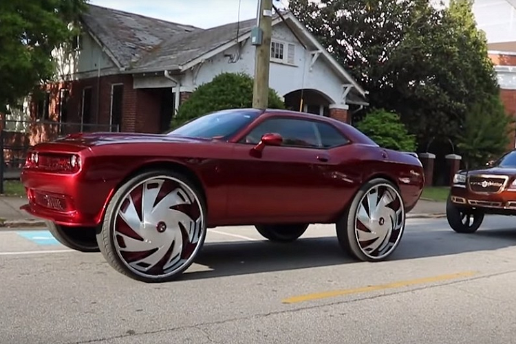 Với phong cách cơ bắp điển hình và một động cơ siêu nạp V8 dung tích 6.2 lít truyền tải 717 mã lực và 890 Nm mô-men xoắn cực đại tới bánh sau, mẫu xe cơ bắp Dodge Challenger SRT Hellcat chính là định nghĩa của sự dư thừa sức mạnh. Không chỉ thế, các công ty độ xe hậu mãi như Hennessey thậm chí còn có thể tăng công suất lên trên 1.000 mã lực. Thế nhưng đôi lúc cũng có trường hợp độ khiến người ta phải thốt lên: “Quá đà rồi đấy!”.