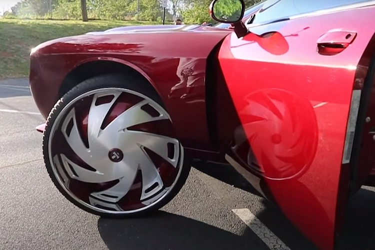 Có lẽ là một trong những chiếc Challenger Hellcat độ táo tợn nhất từng thấy, chiếc xe cơ bắp ở đây chạy bằng bộ la-zăng 34 inch khổng lồ được lắp đặt bởi một công ty gọi là Underground Rim King. Khỏi phải nói, bộ phận này đã làm hỏng đi tỉ lệ kích thước và hiệu suất vận hành của xe ban đầu. Tuy nhiên đối với chủ xe, hình thức nổi bật khác người mới là điều quan trọng nhất.