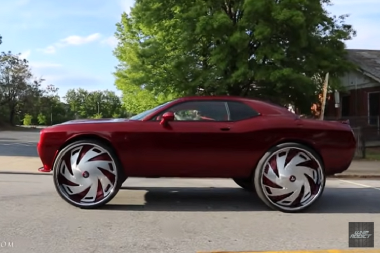 Đây là một hình thức trang trí sang chảnh thường được thấy trong xe Rolls-Royce, vậy nên thật lạ lẫm khi nó xuất hiện trong một chiếc Dodge Challenger SRT Hellcat mới. Khỏi cần nói, chiếc xe cơ bắp độ này sẽ gây tranh cãi trong cộng đồng người hâm mộ, nhưng nếu mục tiêu là nổi bật khỏi đám đông và thu hút sự chú ý theo cả hai hướng tích cực lẫn tiêu cực, vậy thì chủ xe đã đạt được điều đó một cách mỹ mãn.