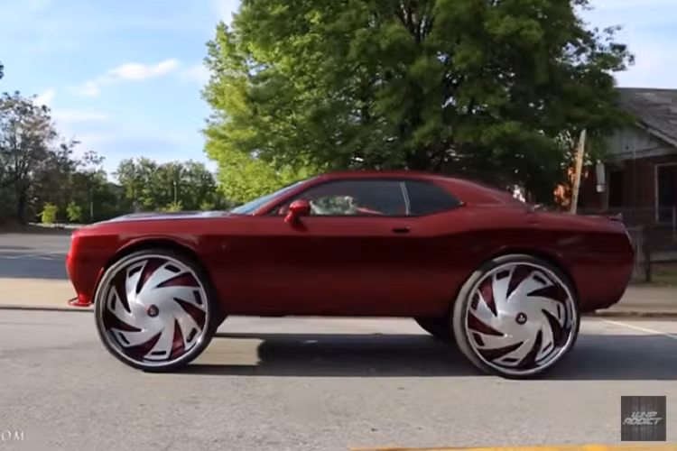 Đây là một hình thức trang trí sang chảnh thường được thấy trong xe Rolls-Royce, vậy nên thật lạ lẫm khi nó xuất hiện trong một chiếc Dodge Challenger SRT Hellcat mới. Khỏi cần nói, chiếc xe cơ bắp độ này sẽ gây tranh cãi trong cộng đồng người hâm mộ, nhưng nếu mục tiêu là nổi bật khỏi đám đông và thu hút sự chú ý theo cả hai hướng tích cực lẫn tiêu cực, vậy thì chủ xe đã đạt được điều đó một cách mỹ mãn.