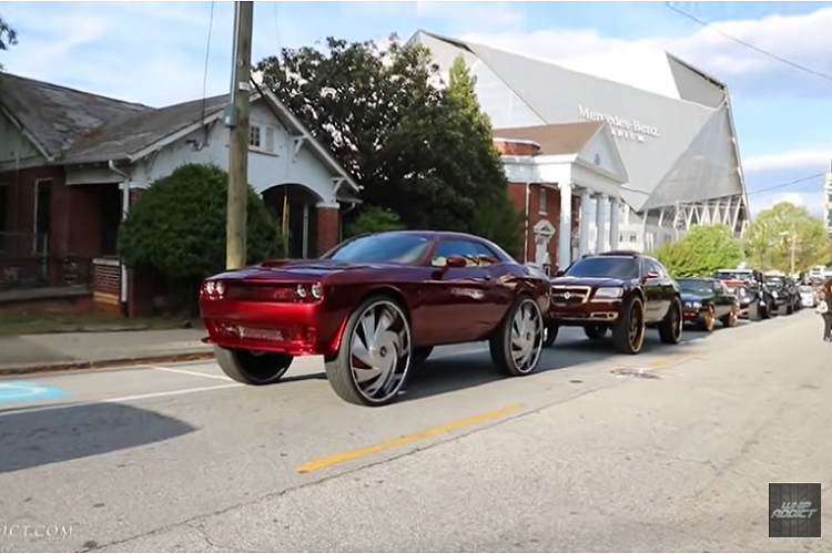 Ngoại thất của chiếc xe cơ bắp nổi tiếng đã được sơn lại thành màu đỏ Kandy Red và thậm chí ngay đến lưới tản nhiệt phía trước cũng được sơn thành màu đỏ, trong khi bộ la-zăng được hoàn thiện trong hai tông màu đỏ và bạc. Ở bên trong, chủ đề màu đỏ tiếp tục hiện diện trên mọi thứ từ ghế ngồi, mặt táp lô, và ốp cửa, cho tới vô lăng, và đệm trần để tương xứng với ngoại thất. Khi trời tối, đệm trần có thể hiển thị chủ đề thiết kế trời đêm với những ngôi sao trên trời.