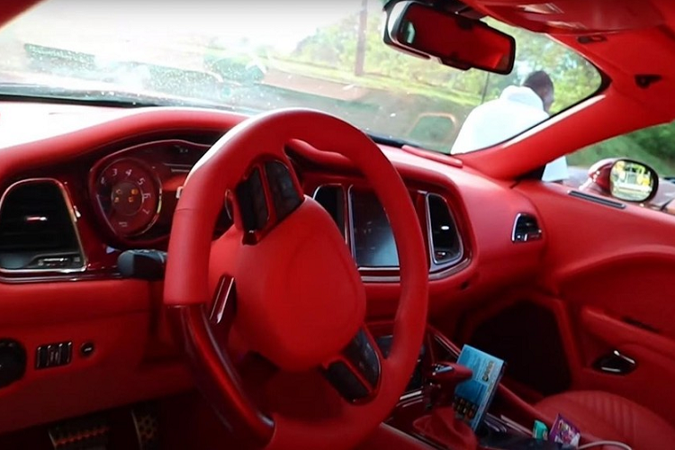 Thông thường, Challenger Hellcat sẽ có khả năng gia tốc từ 0-96 km/h trong 3,7 giây, nhưng tài xế của chiếc xe độ này phải vất vả để truyền lực xuống các la-zăng khổng lồ và lái quanh con phố ở tốc độ sên bò. Bất ngờ hơn nữa, bộ la-zăng 34 inch không phải là chi tiết độ đáng lưu ý duy nhất.