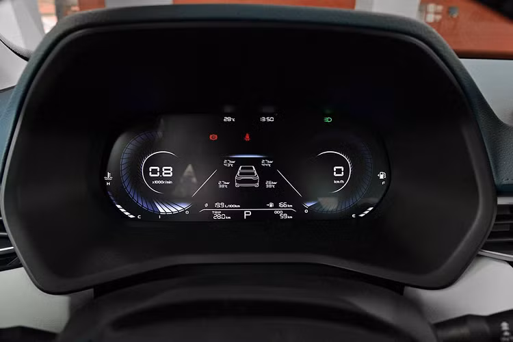 ... và màn hình thông tin giải trí dạng cảm ứng 10,25 inch nằm độc lập trên mặt táp-lô. Màn hình này phục vụ hệ thống thông tin giải trí GKUI Smart Ecosystem, hỗ trợ ra lệnh bằng giọng nói và nâng cấp phần mềm qua WiFi.