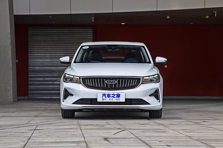Chưa hết, Geely Emgrand 2022 còn có đường dập gân mạnh mẽ bên sườn theo phong cách xe châu Âu, kéo dài từ đèn pha đến đèn hậu, đường chân kính mạ crôm và bộ vành hợp kim 17 inch, đi với lốp 205/50 R17.