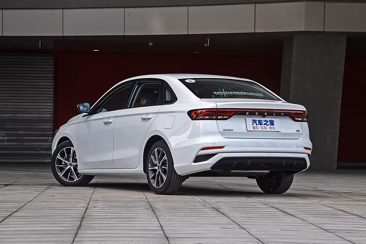 Bên ngoài, Geely Emgrand 2022 được thiết kế theo phong cách thông thường thay vì sở hữu kiểu dáng sedan 3 khoang. Trên đầu xe, mẫu sedan cỡ B này được trang bị đèn pha LED, tích hợp 3 dải đèn LED định vị ban ngày mỗi bên, và lưới tản nhiệt với những nan nằm dọc đặc trưng của thương hiệu Geely. Bên dưới xuất hiện hốc đèn sương mù hình tam giác với viền mạ crôm.