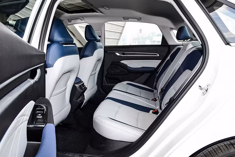 Ngoài ra, nội thất của xe còn yên tĩnh hơn với độ ồn 37 decibel. Nguồn cung cấp sức mạnh cho Geely Emgrand 2022 là khối động cơ xăng 4 xi-lanh làm hoàn toàn bằng nhôm, hút khí tự nhiên, dung tích 1.5L, sản sinh công suất tối đa 114 mã lực và mô-men xoắn cực đại 147 Nm.