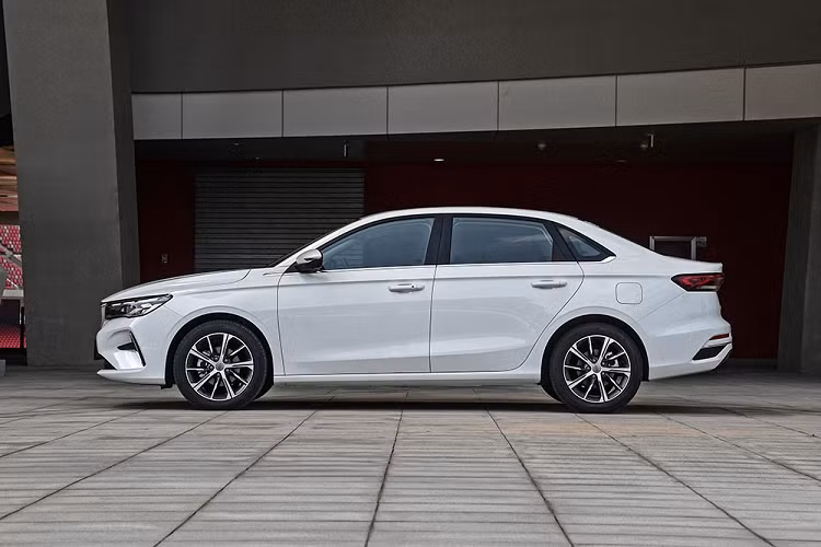 Bước sang thế hệ mới, Geely Emgrand của Trung Quốc sở hữu chiều dài 4.638 mm, chiều rộng 1.820 mm, chiều cao 1.460 mm và chiều dài cơ sở 2.650 mm. Kích thước này ngang ngửa với một số mẫu sedan cỡ C của Nhật Bản hiện đang bán trên thị trường. So với Honda City, Geely Emgrand 2022 dài hơn 85 mm và rộng hơn 72 mm. Trong khi đó, nếu so với Honda Civic, mẫu sedan Trung Quốc này chỉ ngắn hơn 10 mm và rộng hơn 21 mm.