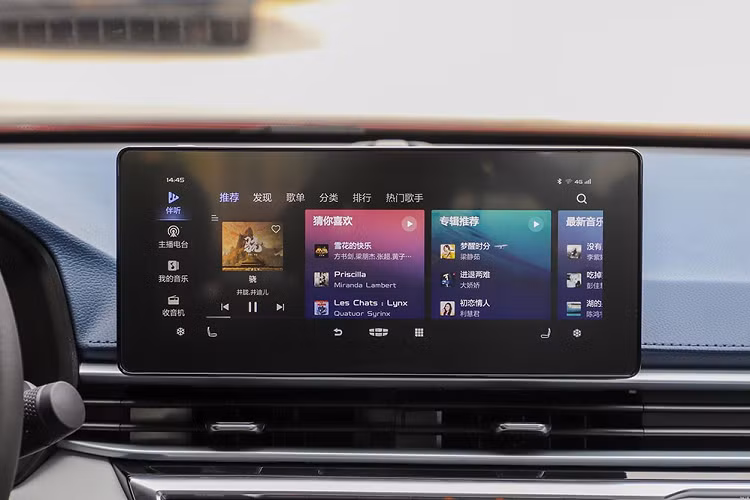 Thêm vào đó là cửa gió điều hòa kéo dài trên mặt táp-lô, hệ thống lọc không khí thông minh CN95...