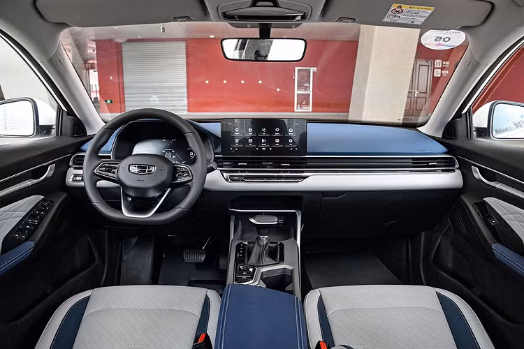 Tuy là sedan cỡ B nhưng Geely Emgrand 2022 được trang bị khá hiện đại với bảng đồng hồ kỹ thuật số toàn phần, đi kèm màn hình 12,3 inch...