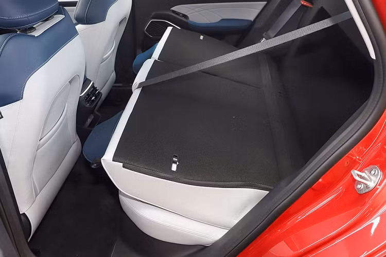 Động cơ kết hợp với hộp số biến thiên vô cấp CVT và hệ dẫn động cầu trước. Hãng Geely khẳng định mẫu xe này có thể giảm tốc từ 100 km/h về vị trí đứng yên trên quãng đường dưới 36 m, ngắn nhất phân khúc.