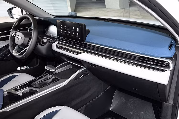 Theo hãng Geely, nhờ cơ sở gầm bệ BMA mới, mẫu sedan cỡ B của Trung Quốc mang đến khoang hành lý rộng rãi hàng đầu phân khúc và tầm nhìn thoáng cho người lái.