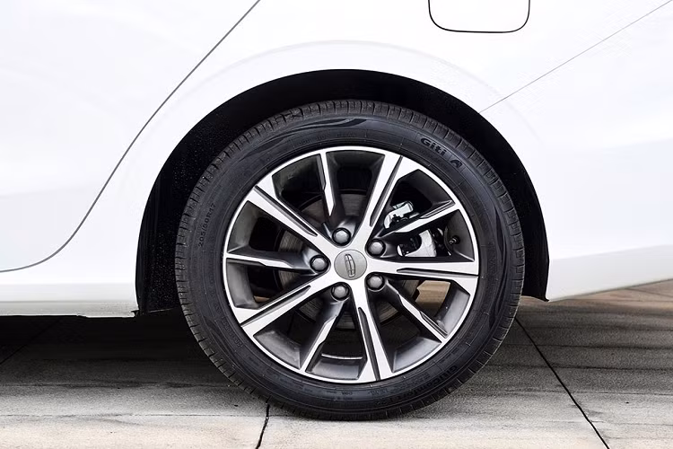 Trong khi đó, ở đằng sau, mẫu sedan này lại có cụm đèn hậu LED nối liền với nhau, vắt ngang đuôi xe, cánh gió nhỏ, bộ khuếch tán gió và cửa cốp chỉnh điện rảnh tay.