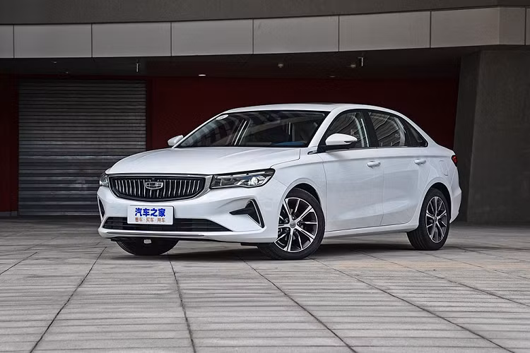 Tại triển lãm Ô tô Thành Đô 2021 hiện đang diễn ra tại Trung Quốc, hãng Geely đã vén màn thế hệ mới của dòng sedan cỡ nhỏ Emgrand. Được phát triển dựa trên cơ sở gầm bệ BMA mới, Geely Emgrand 2022 mới hứa hẹn mang đến không gian nội thất rộng rãi hơn, cảm giác thoải mái hơn và khả năng đáp ứng vô lăng tốt hơn.