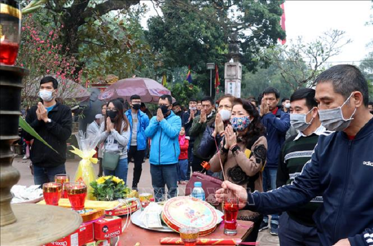 Du khach deo khau trang khi den den Tran (Nam Dinh) dau nam moi