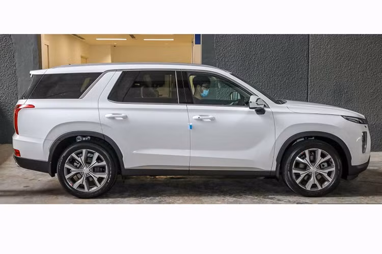 Khoang nội thất của Hyundai Palisade tràn ngập tiện nghi với sạc không dây ở hàng ghế lái, 7 cổng USB, 4 ổ cắm điện 12V, 10 khay để cốc và đặc biệt là ghế trẻ em ISOFIX ở cả hàng ghế thứ hai và thứ ba.