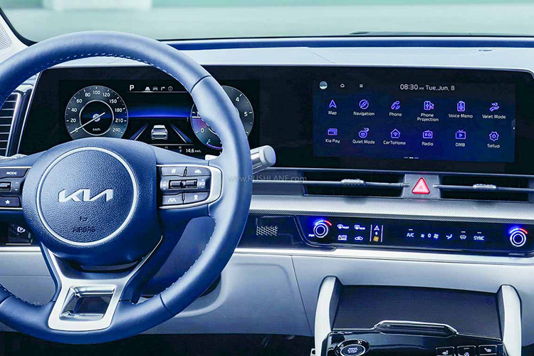 Tiếp đến là bảng đồng hồ kỹ thuật số, hệ thống âm thanh Bose Premium 8 loa, hệ thống đèn viền nội thất 64 mã lực, hệ thống lọc không khí, cửa sổ trời, cần gạt nước tự động, lẫy chuyển số thể thao sau vô lăng và ghế trước có tính năng làm mát.