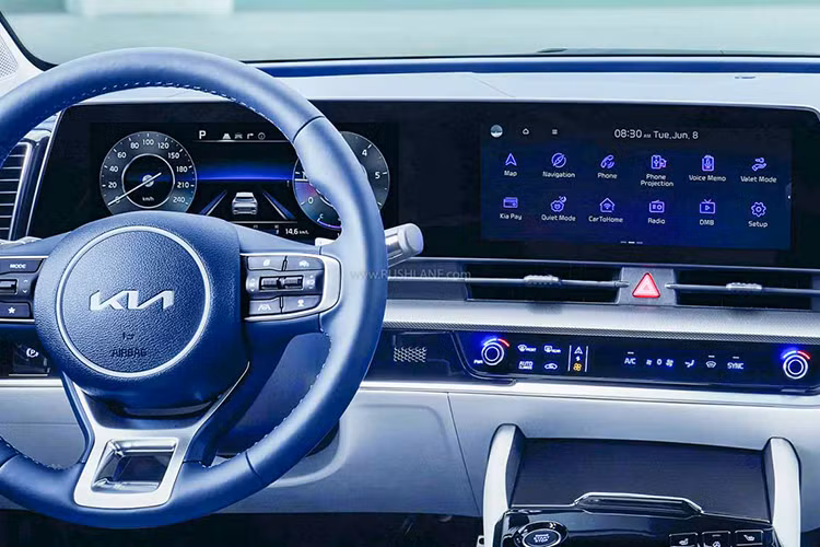 Tiếp đến là bảng đồng hồ kỹ thuật số, hệ thống âm thanh Bose Premium 8 loa, hệ thống đèn viền nội thất 64 mã lực, hệ thống lọc không khí, cửa sổ trời, cần gạt nước tự động, lẫy chuyển số thể thao sau vô lăng và ghế trước có tính năng làm mát.