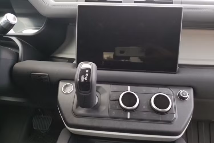 Tuy nhiên, thiệt hại thực sự lại nằm ở phần bánh xe đã rụng khỏi trục lái và đang nằm yên trên mặt đất. Cửa xe bên vị trí ghế lái cũng bị móp méo do tác động từ vụ va chạm.