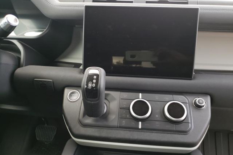 Tuy nhiên, thiệt hại thực sự lại nằm ở phần bánh xe đã rụng khỏi trục lái và đang nằm yên trên mặt đất. Cửa xe bên vị trí ghế lái cũng bị móp méo do tác động từ vụ va chạm.