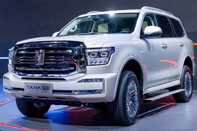 Tuy nhiên, Tank 500 2022 tại Thái Lan lại có một điểm khác biệt rất lớn so với xe ở Trung Quốc. Theo đó, Tank 500 2022 ở Thái Lan được trang bị hệ truyền động hybrid (HEV) với máy xăng 4 xi-lanh, tăng áp, dung tích 2.0L và mô-tơ điện. Do đó, mẫu SUV này được gọi bằng cái tên đầy đủ là Tank 500 HEV 2022. Thái Lan cũng là thị trường đầu tiên trên thế giới đón nhận Tank 500 HEV mới.