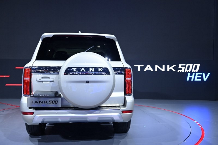 Trừ sự thay đổi về động cơ, Tank 500 HEV 2022 không có gì khác xe ở Trung Quốc. Mẫu SUV này cũng có kích thước lớn, bao gồm chiều dài 5.070 mm, chiều rộng 1.934 mm, chiều cao 1.905 mm và chiều dài cơ sở 2.850 mm.