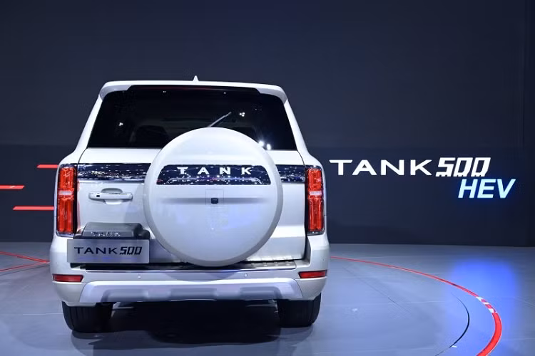 Trừ sự thay đổi về động cơ, Tank 500 HEV 2022 không có gì khác xe ở Trung Quốc. Mẫu SUV này cũng có kích thước lớn, bao gồm chiều dài 5.070 mm, chiều rộng 1.934 mm, chiều cao 1.905 mm và chiều dài cơ sở 2.850 mm.