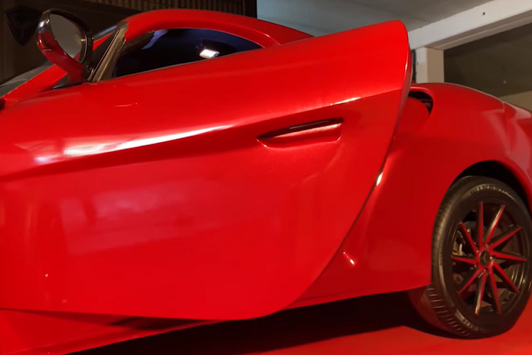 Chế tạo trên một “khung gầm nhôm siêu nhẹ”, mẫu xe điện kỳ cục này chỉ nặng 1.100 kg. Mở đôi cửa cánh bướm, bạn sẽ thấy hai ghế ngồi bọc da, một bảng đồng hồ kỹ thuật số, và một màn hình cảm ứng trung tâm cỡ 15,9 inch rất lớn.