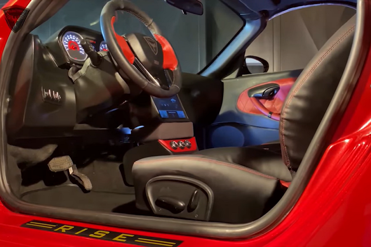 Thiết lập này cho phép chiếc xe thể thao điện 2 chỗ gia tốc từ 0-96 km/h trong 5 giây và đạt tốc độ tối đa khiêm tốn 164 km/h. Xe sử dụng một cụm pin lithium-ion 50 kWh cung cấp cự li di chuyển 450 km trên một lần sạc.