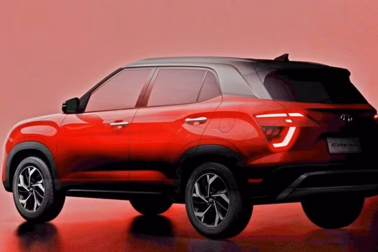 Bên sườn, Hyundai Creta 2022 không có nhiều thay đổi, trừ bộ vành hợp kim thiết kế mới. Bộ vành này được sơn phối 2 màu tạo cảm giác thể thao, phí sau xe có cửa cốp thiết kế mới và cụm đèn hậu tách rời nhau. Trên cửa cốp không còn dải đèn nằm giữa 2 đèn hậu như trước. 